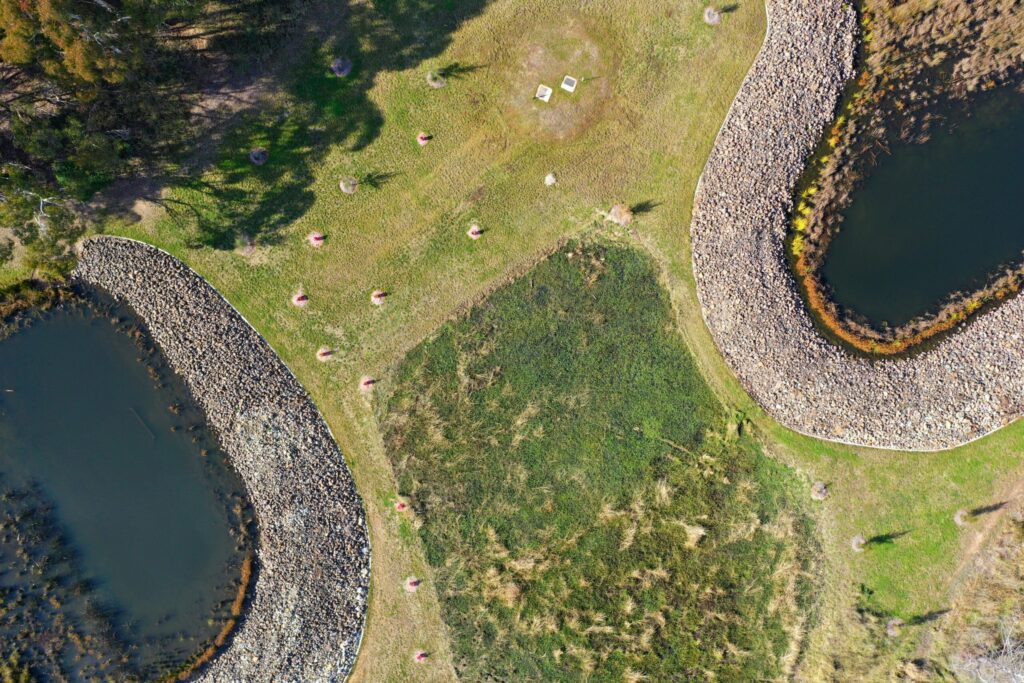 a bird's eye view of some water and land